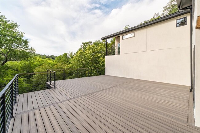 Building Photo - 620 Bermuda St