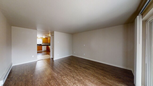 Building Photo - Spacious Updated 2 Bedroom Apartment in Tacoma-NEW CARPET, W/D, Reserved Parking Space!