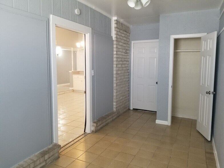 Building Photo - 8806 Trailridge Forest Dr