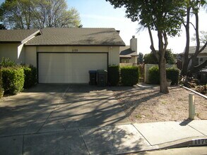 Building Photo - Lovely duet with easy access to shopping a...
