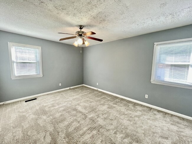 Building Photo - 3 Bedroom, 1.5 Bath RANCH Style NEST