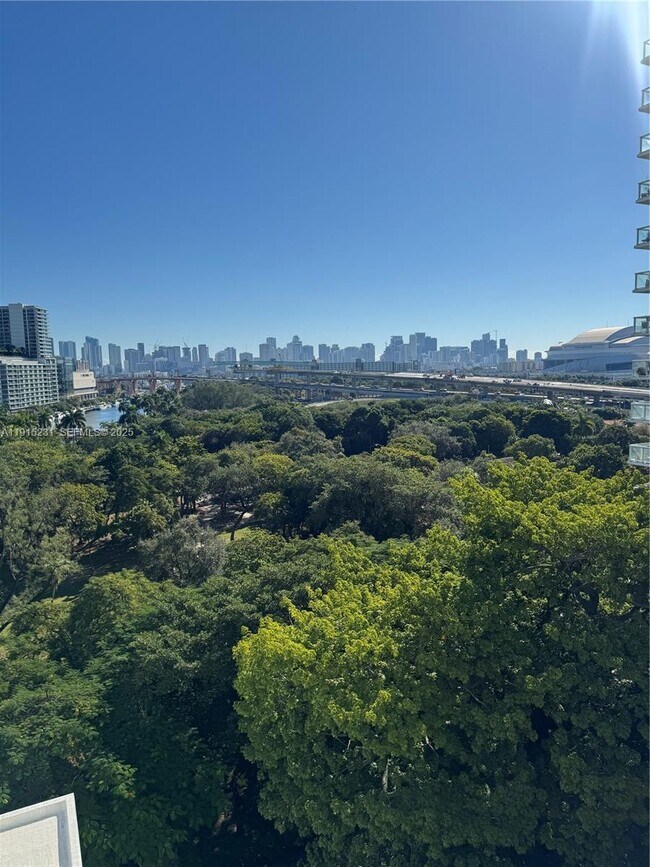 Building Photo - 1861 NW S River Dr