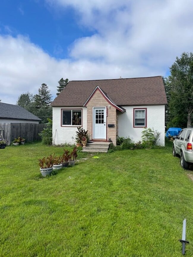 Building Photo - 3 bedroom, 1 bath. Large yard with large s...