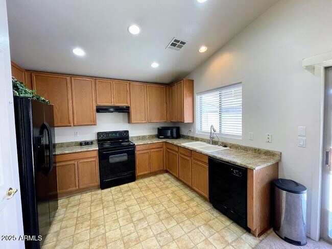 Building Photo - 44147 W Snow Dr