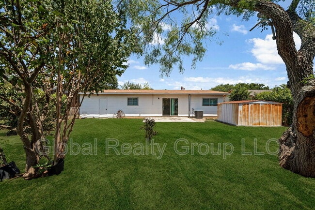 Building Photo - 121 Rosewood Dr