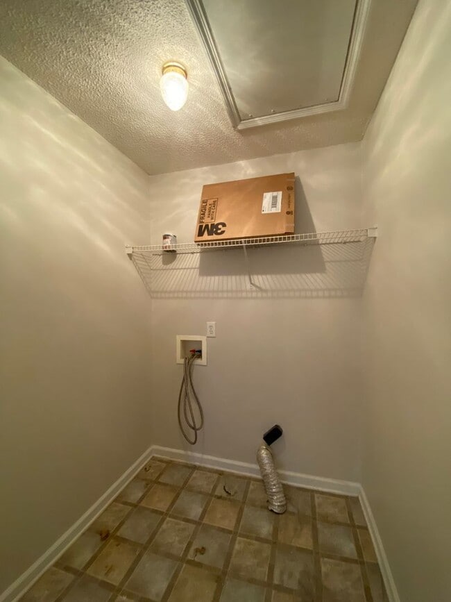 Building Photo - 2 Bedroom Townhome on a corner lot in Harvestwood!