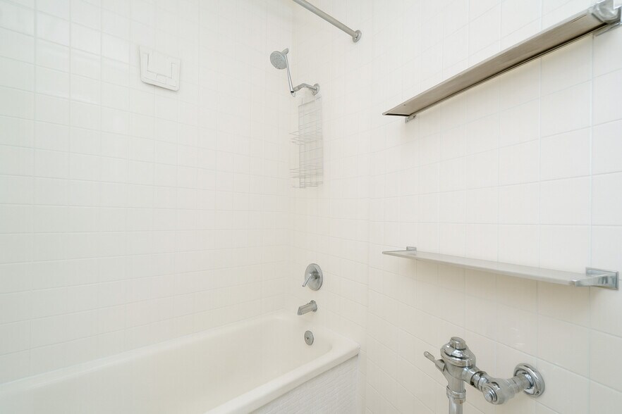 Building Photo - 300 N State St