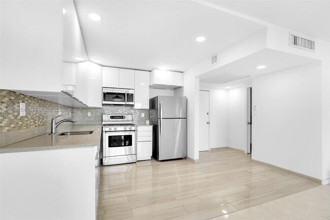 Building Photo - 2030 S Ocean Dr