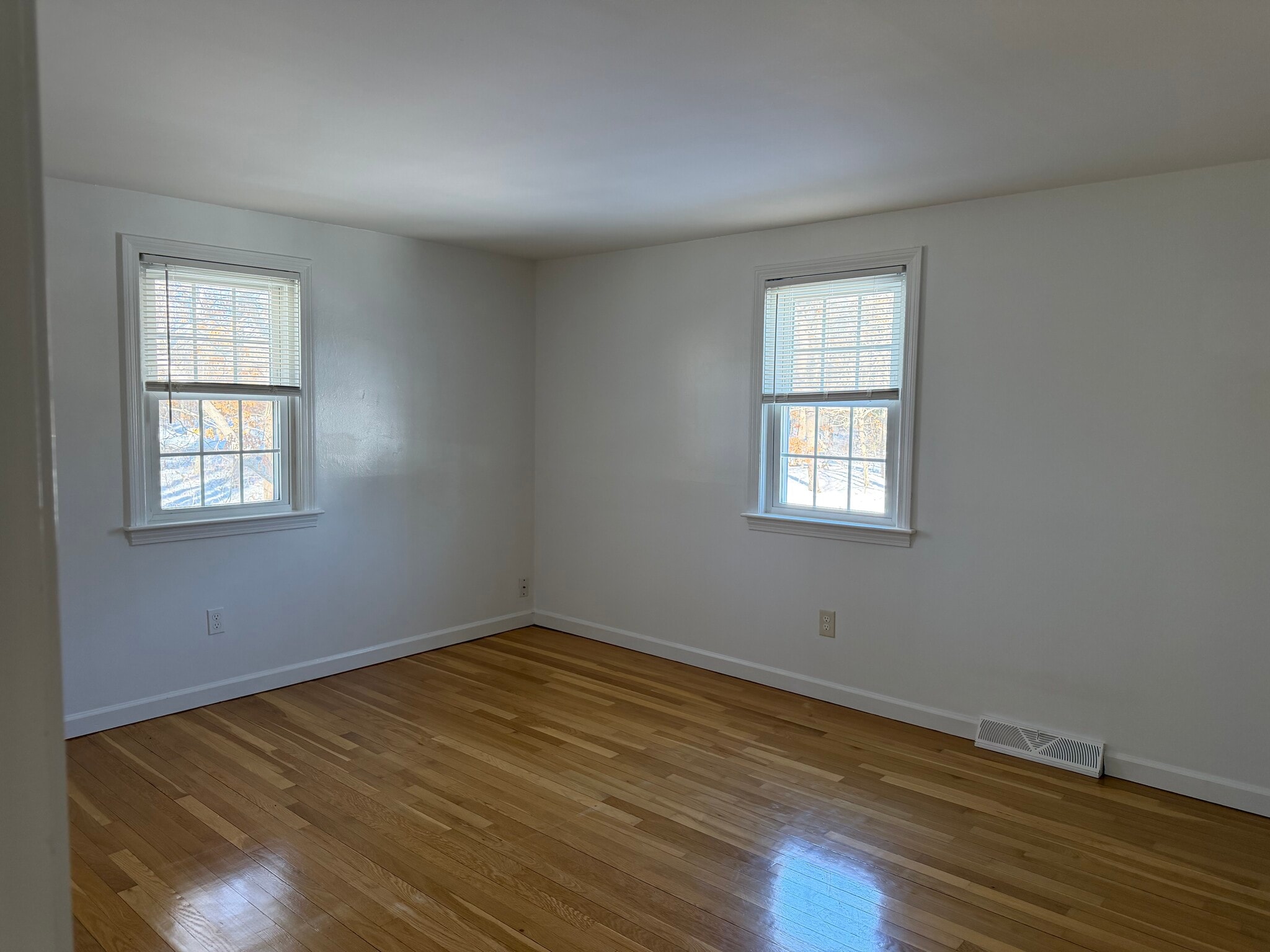 Building Photo - 14 Colonial Rd