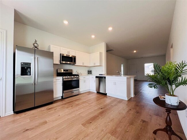 Building Photo - 604 Hillsboro Drive