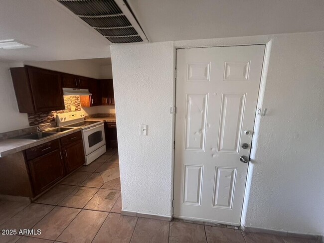Building Photo - 526 S Mesa Dr