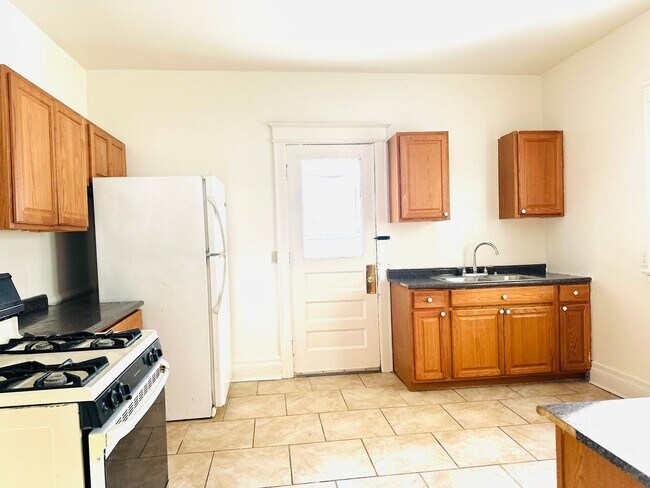 Building Photo - 38-42-42 Townsend St