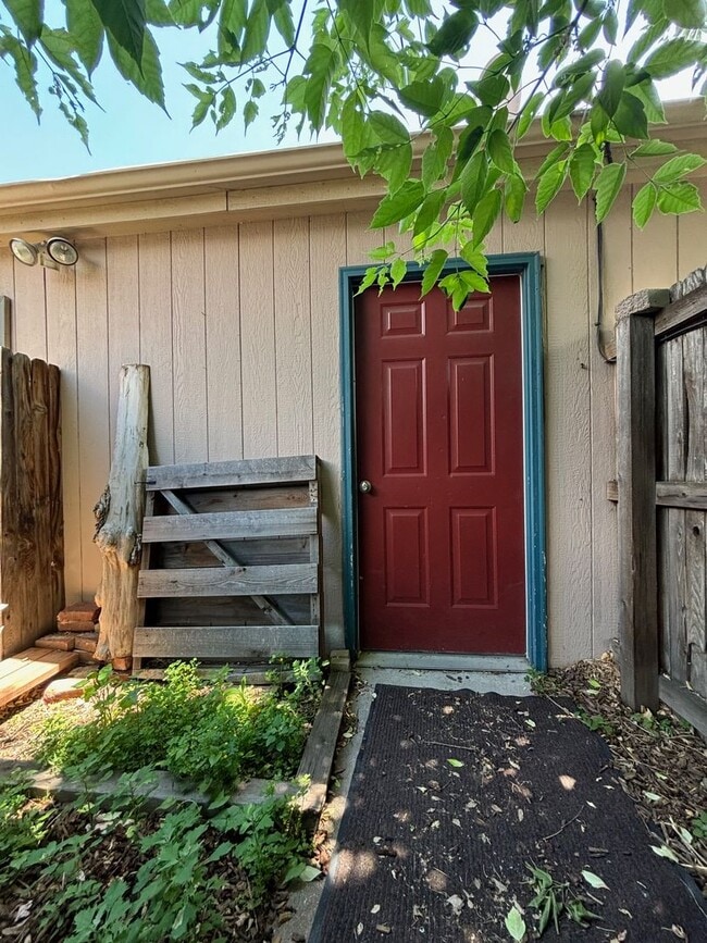 Building Photo - Updated 1 Bed/1 Bath Duplex in Lohi