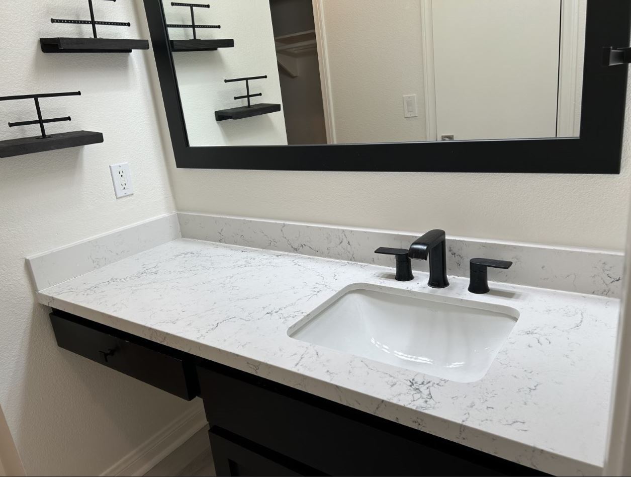 Master Bed/Bathroom - 521 Montana Ave