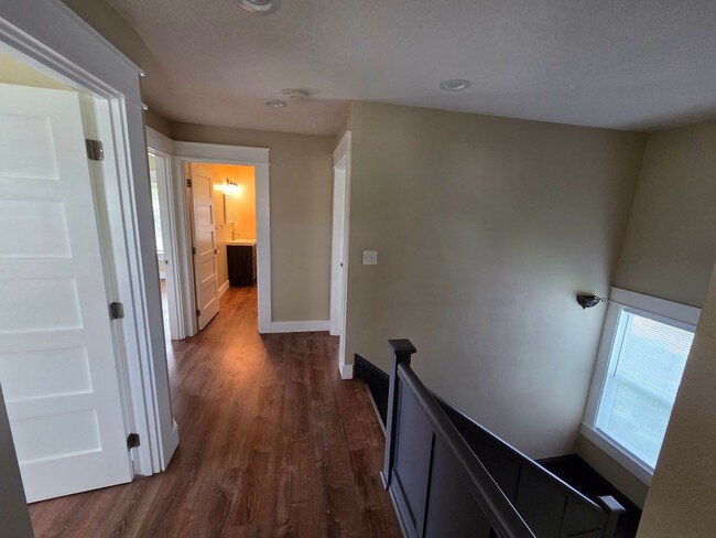 Building Photo - 5 Bedroom Home Corner Lot in N Portland
