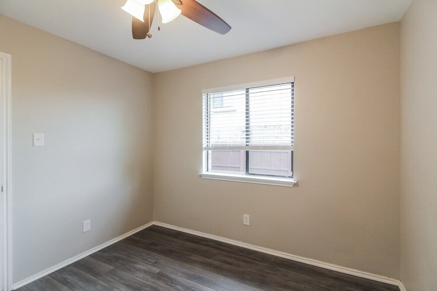 Building Photo - 912 Blewitt Dr