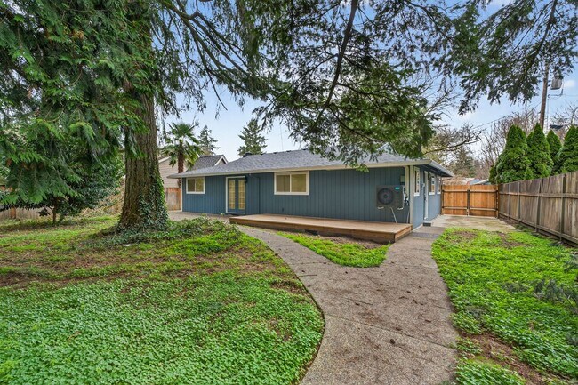 Building Photo - Updated 4BD Lake Oswego Home - Prime Location