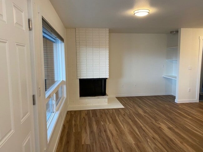 Building Photo - Updated 2bed/1bath Apartment in Redmond!