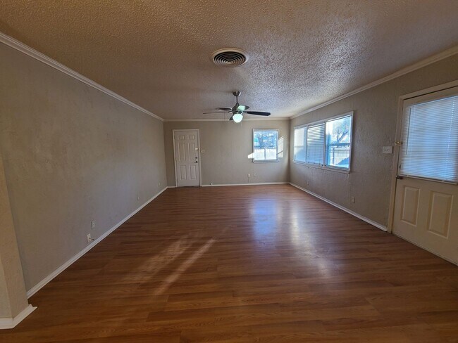 Building Photo - Great spacious 3 bedroom 2 bath in Wolflin!