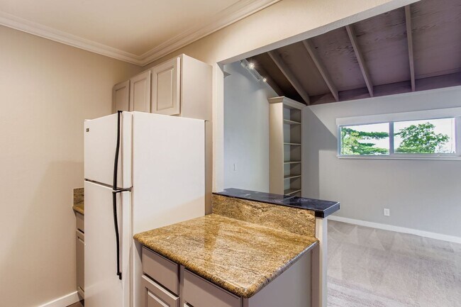 Building Photo - Nicely updated 1 bed 1 bath condo for rent in Sylvan Heights