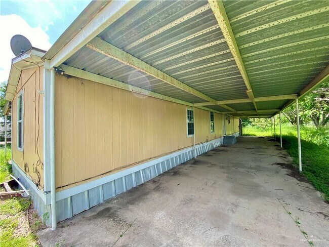 Building Photo - 14 Rd Runner St