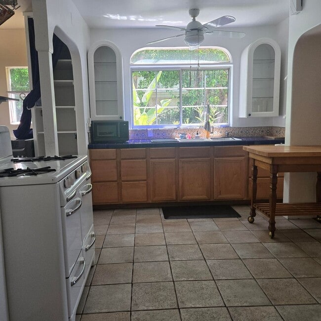 Building Photo - Warm & Welcoming Home Near Melrose with Room to Live, Work & Create