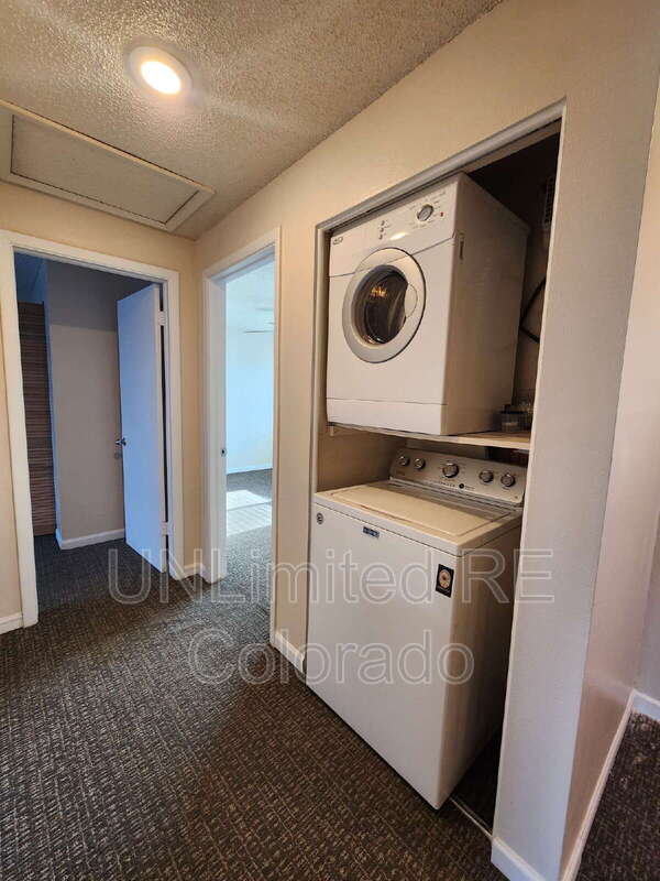 Building Photo - 986 Croke Dr