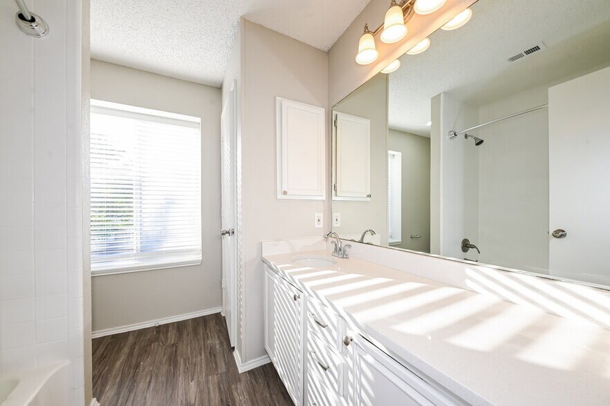 Building Photo - 2843 Red Oak Dr