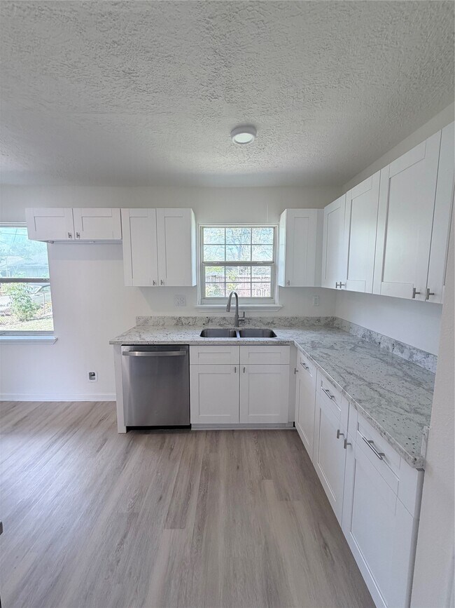 Building Photo - 404 Elaine St