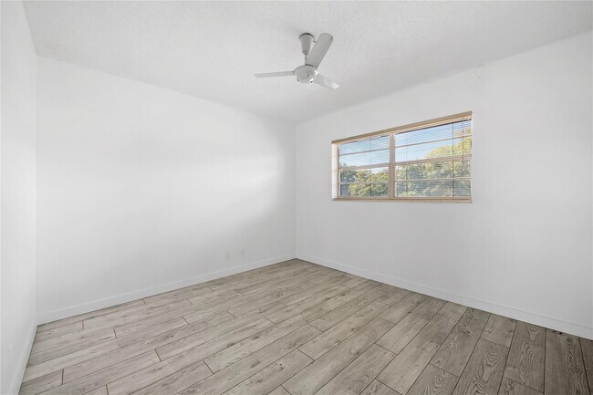 Building Photo - 5031 W Oakland Park Blvd