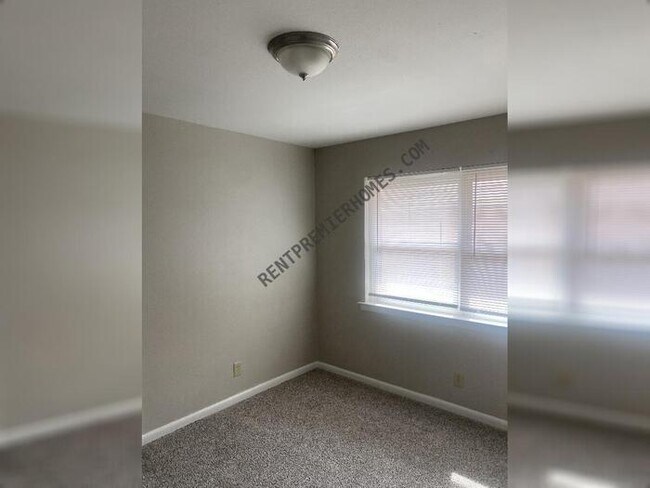 Building Photo - 3805 Kushla Ave