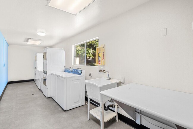 Building Photo - 7434 Mesa College Dr