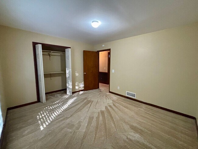 Building Photo - 2021 N Oak Dr