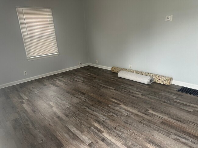 Building Photo - 1629 Kingston Rd