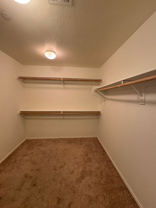 Building Photo - 4 BEDROOM HOME IN POWER RANCH