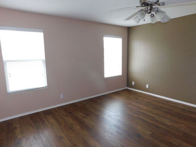 Building Photo - Beautiful, spacious 4 bedroom, 2.5 bath ho...