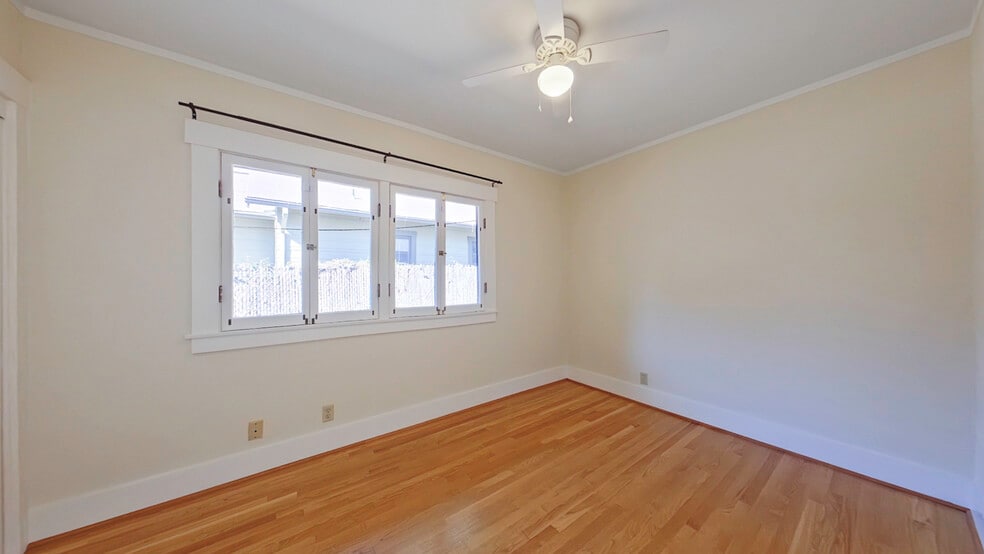 Building Photo - 1915 Las Lunas St