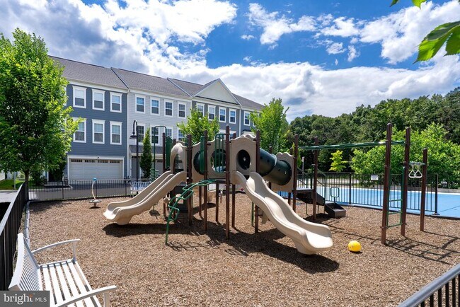 Building Photo - 10225 Hilltop Ascent Dr