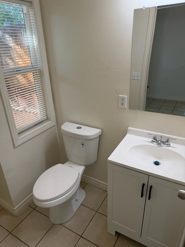 Building Photo - 818 E Rte 66