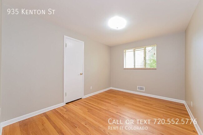 Building Photo - 935 Kenton St