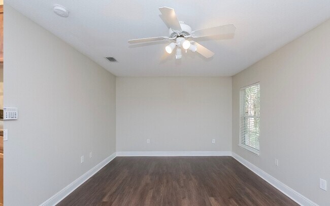 Building Photo - 710 Mission Ln