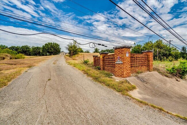 Building Photo - 1102 N Austin Ave