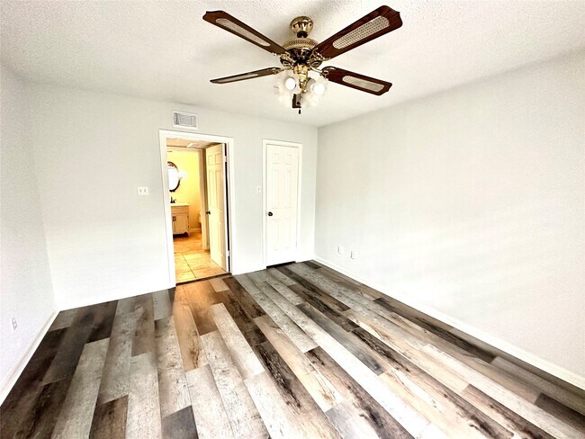 Building Photo - 1311 Antoine Dr