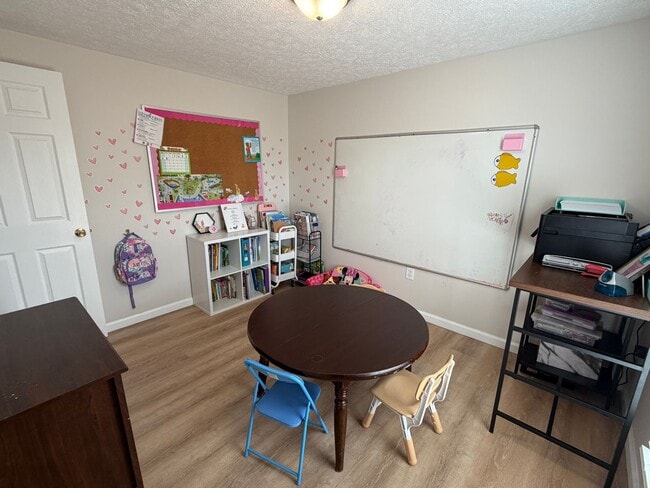 Building Photo - Roomy 5 Bedroom Home with Deck in Christiansburg