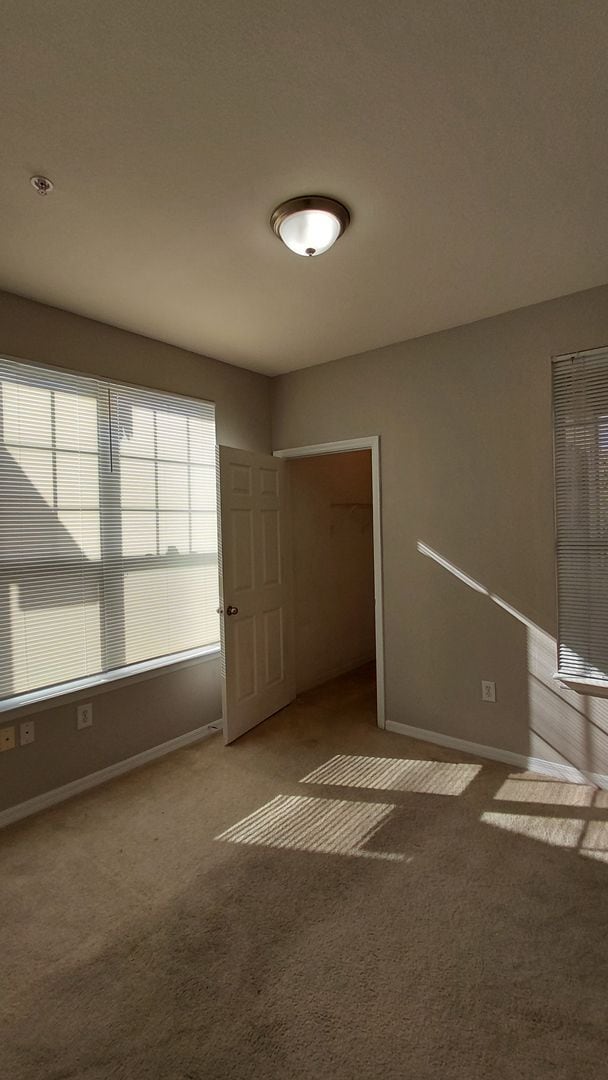 Building Photo - Spacious 3 bedroom, 2 bath Condo located i...