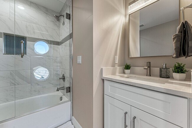 Building Photo - 5 Bed, 5 Bath home in South Park Hill