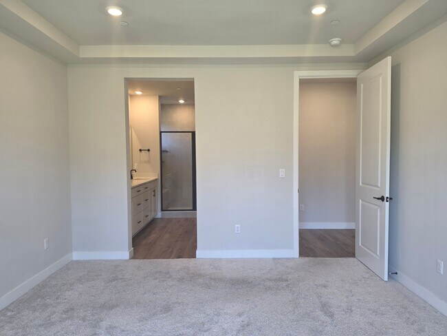 Building Photo - 3 Bedroom Plus Den Rambler in Arborwood!
