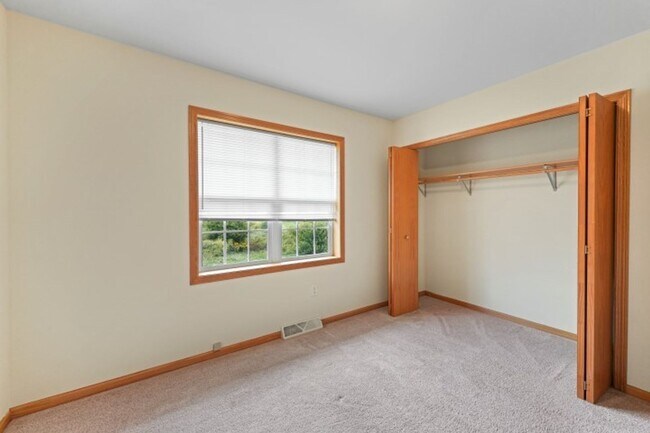 Building Photo - 612-614 Meadow View Rd