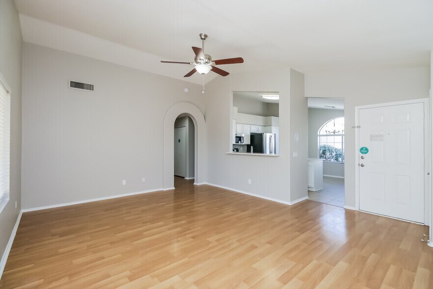 Building Photo - 851 E Boston St