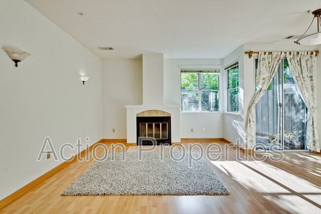 Building Photo - 409 Hillwood Ct